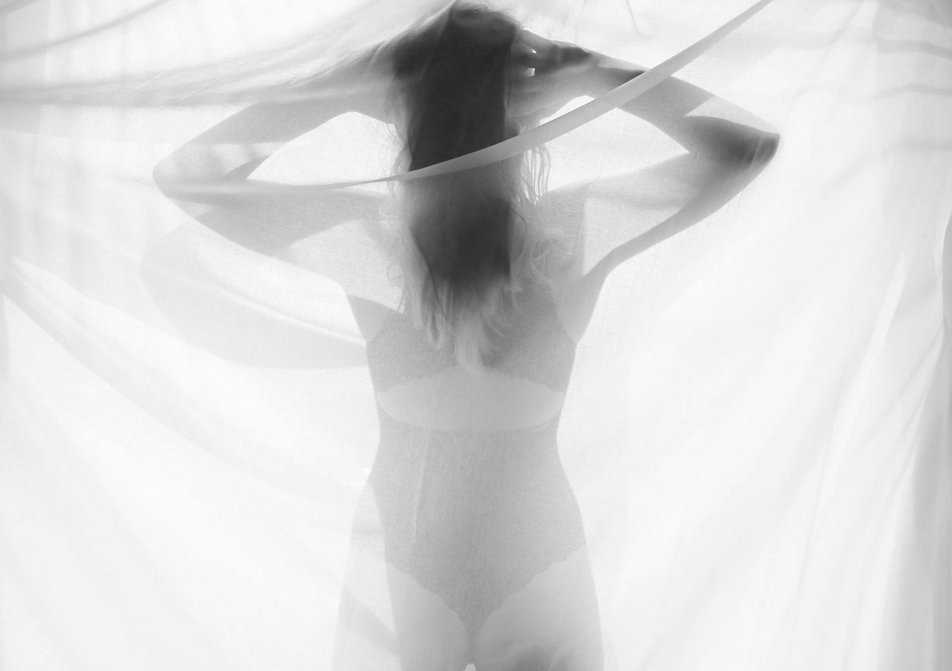 Tight lower back (Image via Unsplash/Runnyrem)
